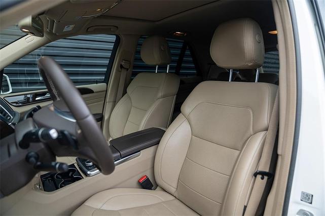 Photo of 2015 White Mercedes-Benz M-Class