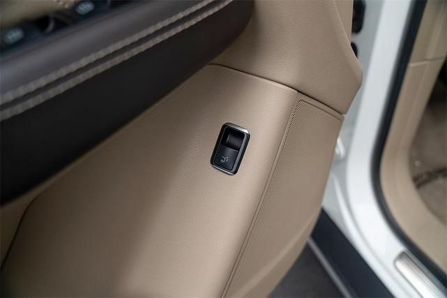 Photo of 2015 White Mercedes-Benz M-Class