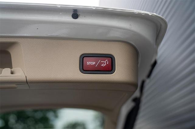 Photo of 2015 White Mercedes-Benz M-Class