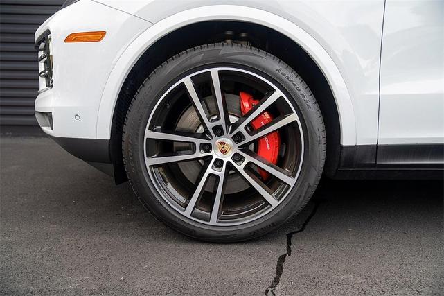 Photo of 2025 Carrara White Metallic Porsche Cayenne