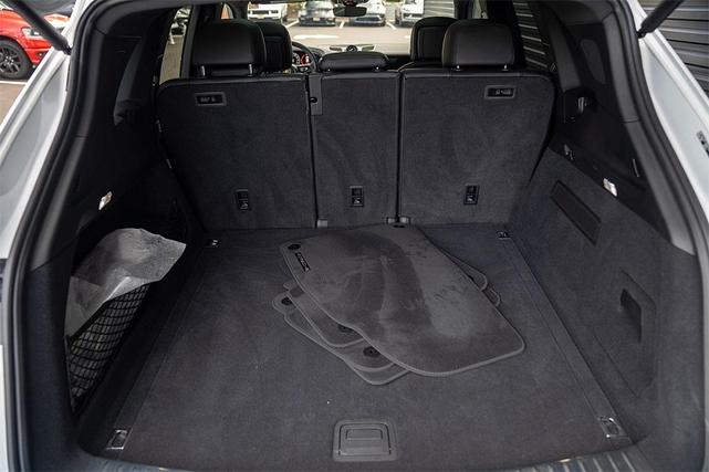 Photo of 2025 Carrara White Metallic Porsche Cayenne