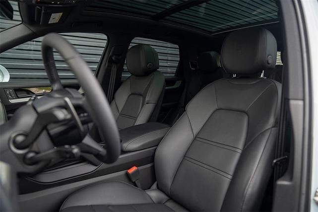 Photo of 2025 Carrara White Metallic Porsche Cayenne