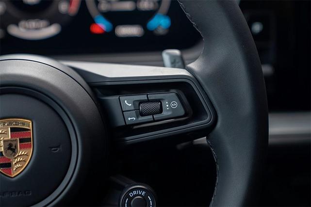Photo of 2025 Carrara White Metallic Porsche Cayenne