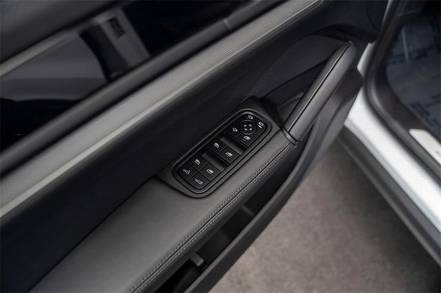 Photo of 2025 Carrara White Metallic Porsche Cayenne