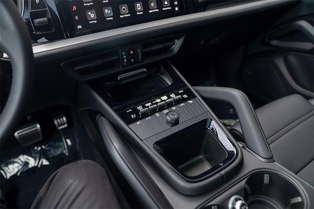 Photo of 2025 Carrara White Metallic Porsche Cayenne