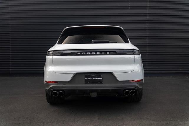 Photo of 2025 Carrara White Metallic Porsche Cayenne