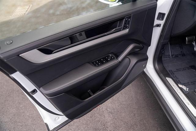 Photo of 2025 Carrara White Metallic Porsche Cayenne