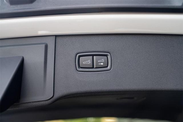 Photo of 2025 Carrara White Metallic Porsche Cayenne