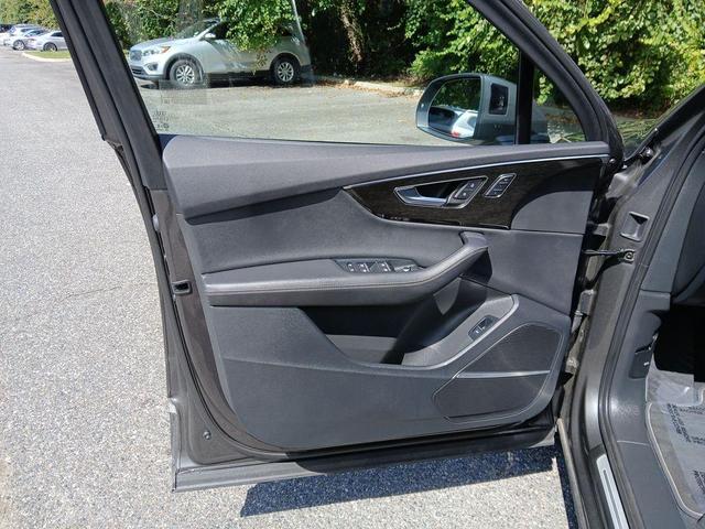 Photo of 2025 Samurai Gray Metallic Audi Q7