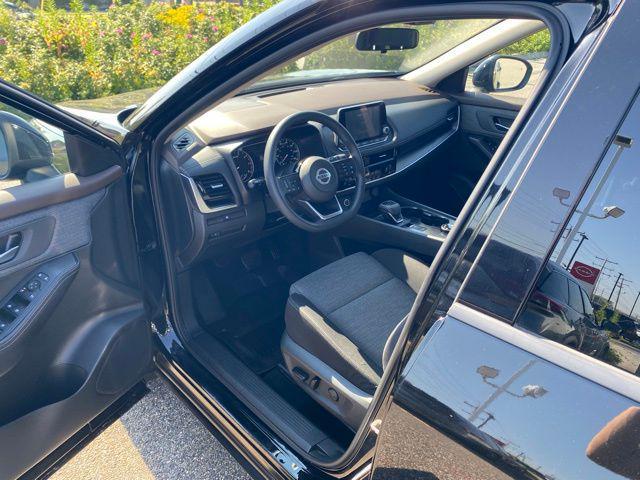 Photo of 2021 Super Black Nissan Rogue