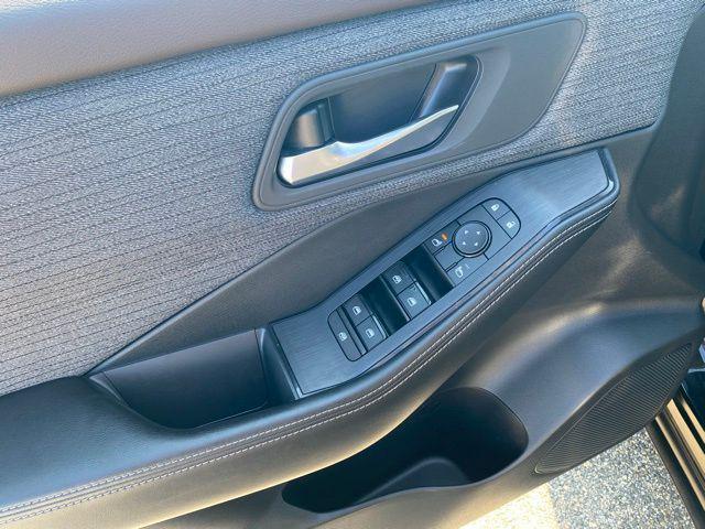 Photo of 2021 Super Black Nissan Rogue