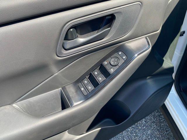 Photo of 2026 Glacier White Nissan Rogue