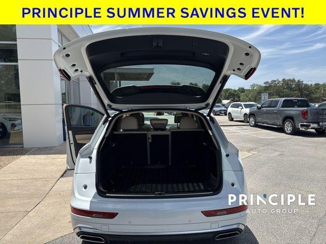 Photo of 2022 Glacier White Metallic Audi Q5