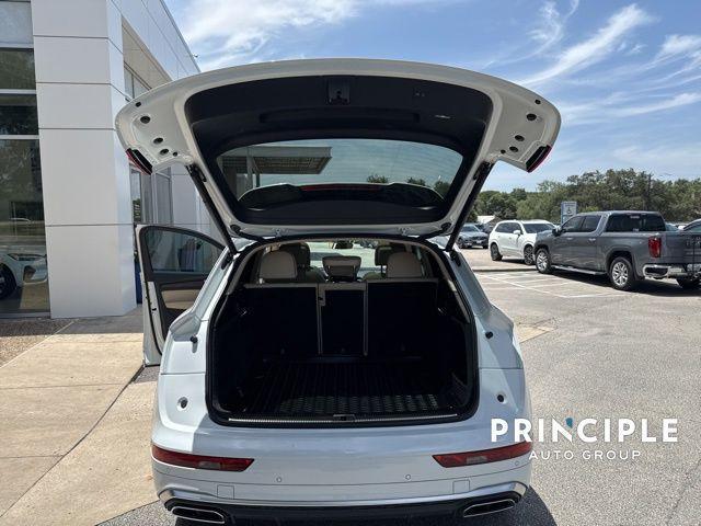 Photo of 2022 Glacier White Metallic Audi Q5