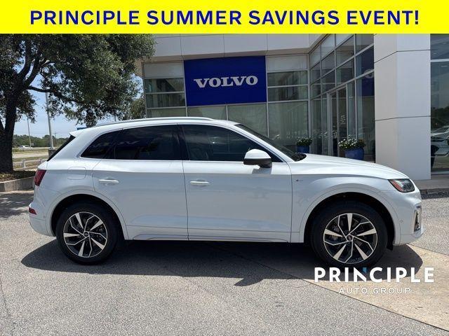 Photo of 2022 Glacier White Metallic Audi Q5