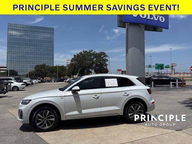 Photo of 2022 Glacier White Metallic Audi Q5