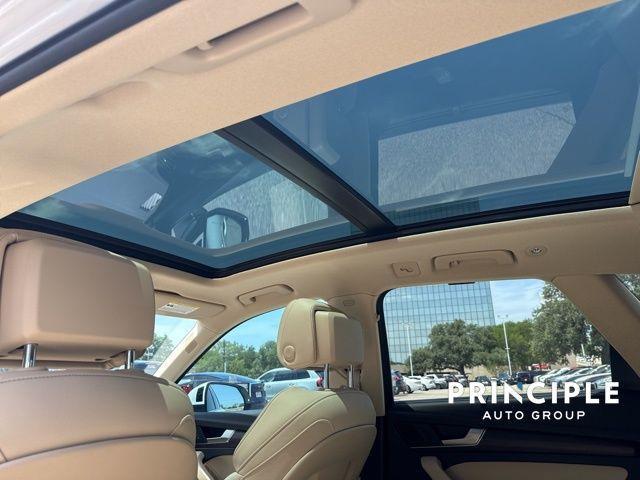 Photo of 2022 Glacier White Metallic Audi Q5