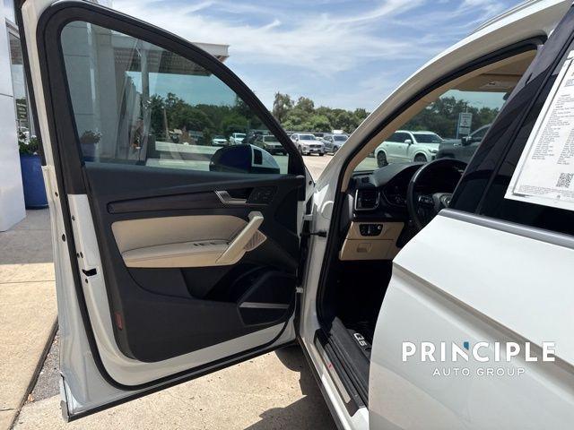Photo of 2022 Glacier White Metallic Audi Q5