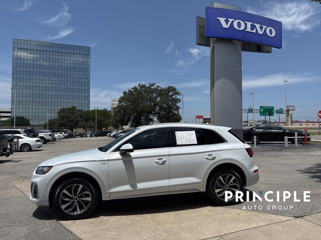Photo of 2022 Glacier White Metallic Audi Q5
