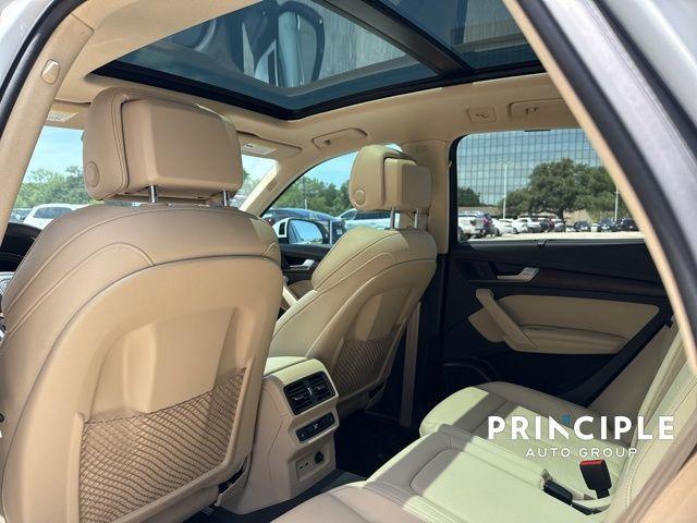 Photo of 2022 Glacier White Metallic Audi Q5