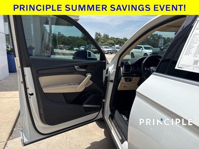 Photo of 2022 Glacier White Metallic Audi Q5