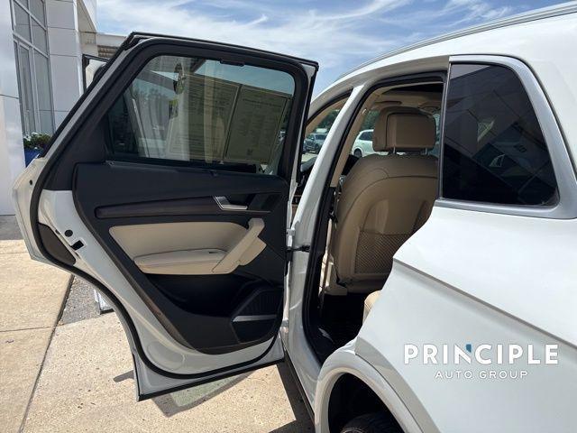 Photo of 2022 Glacier White Metallic Audi Q5