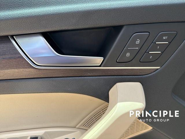 Photo of 2022 Glacier White Metallic Audi Q5