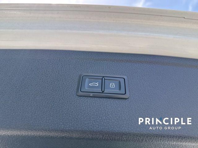 Photo of 2022 Glacier White Metallic Audi Q5