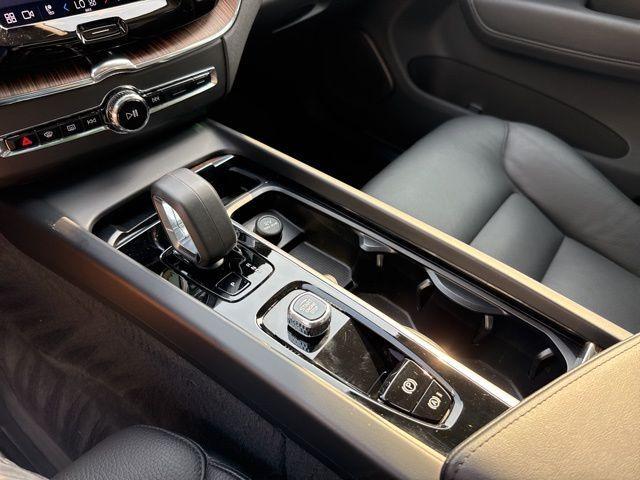 Photo of 2023 Crystal White Metallic Volvo XC60