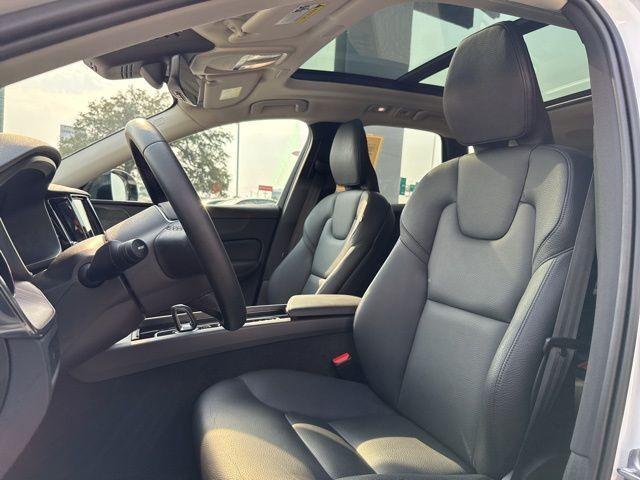 Photo of 2023 Crystal White Metallic Volvo XC60