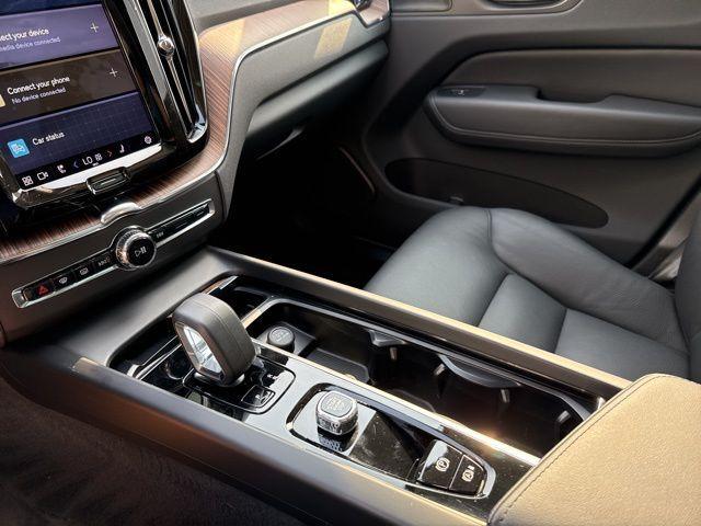 Photo of 2023 Crystal White Metallic Volvo XC60
