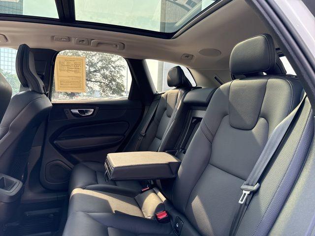 Photo of 2023 Crystal White Metallic Volvo XC60