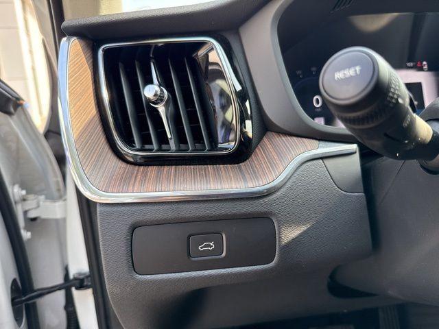 Photo of 2023 Crystal White Metallic Volvo XC60