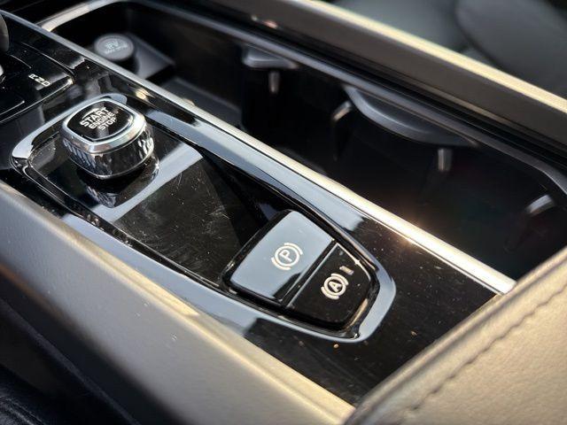 Photo of 2023 Crystal White Metallic Volvo XC60