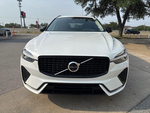 Photo of 2023 Crystal White Metallic Volvo XC60