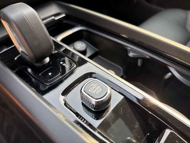 Photo of 2023 Crystal White Metallic Volvo XC60