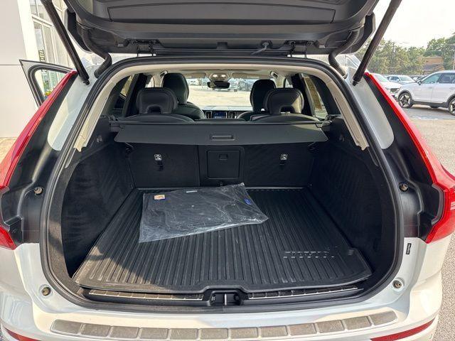 Photo of 2023 Crystal White Metallic Volvo XC60