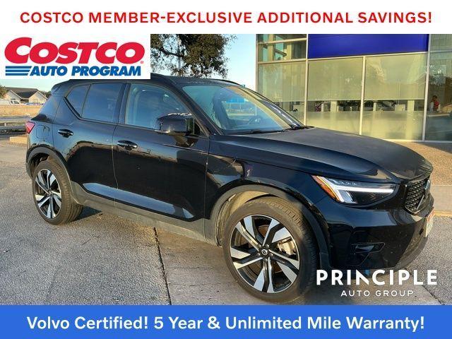 Photo of 2025 Onyx Black Metallic Volvo XC40