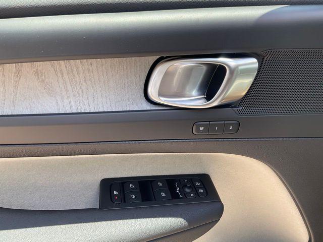 Photo of 2026 Crystal White Volvo XC40