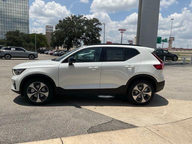 Photo of 2026 Crystal White Volvo XC40