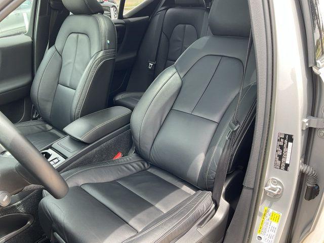 Photo of 2023 Silver Volvo XC40