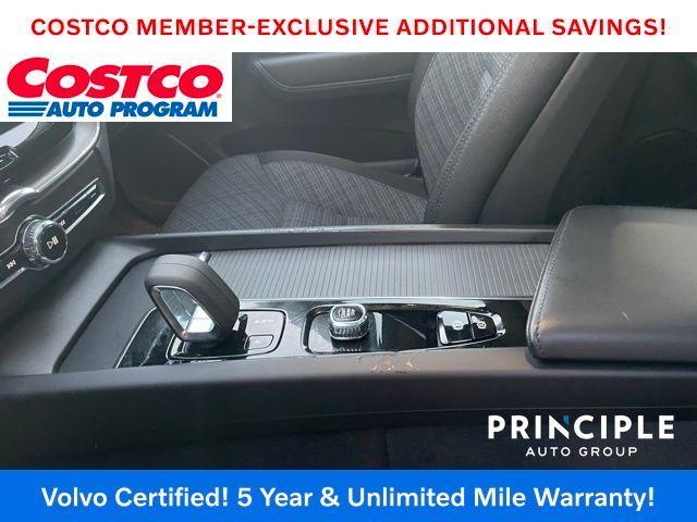 Photo of 2022 Crystal White Metallic Volvo XC60