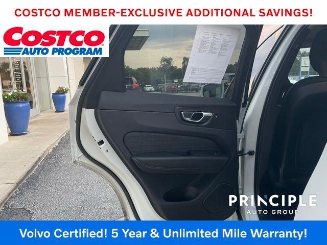 Photo of 2022 Crystal White Metallic Volvo XC60