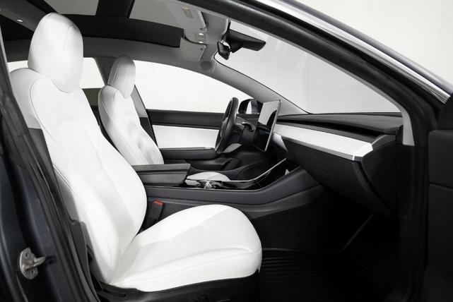 Photo of 2019 Midnight Silver Metallic Tesla Model 3