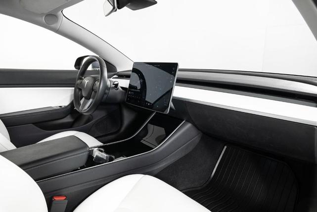 Photo of 2019 Midnight Silver Metallic Tesla Model 3