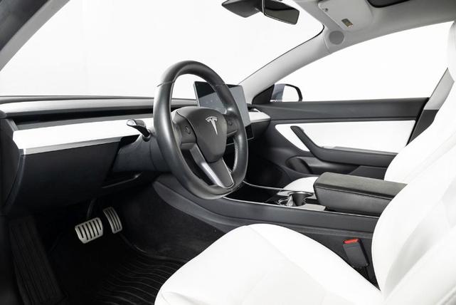 Photo of 2019 Midnight Silver Metallic Tesla Model 3