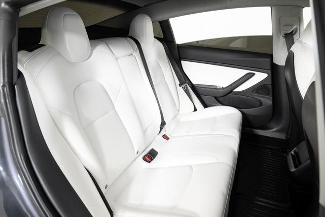 Photo of 2019 Midnight Silver Metallic Tesla Model 3