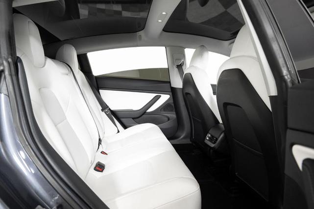Photo of 2019 Midnight Silver Metallic Tesla Model 3