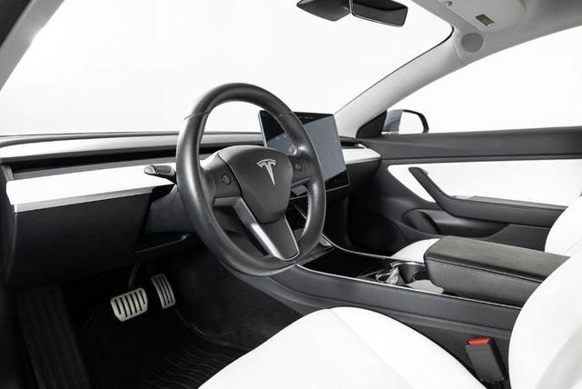 Photo of 2019 Midnight Silver Metallic Tesla Model 3