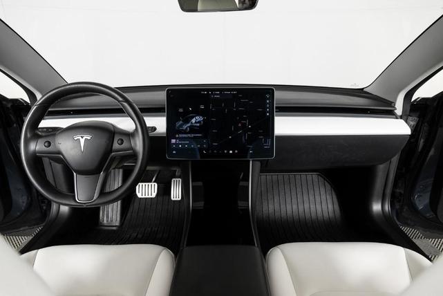 Photo of 2019 Midnight Silver Metallic Tesla Model 3